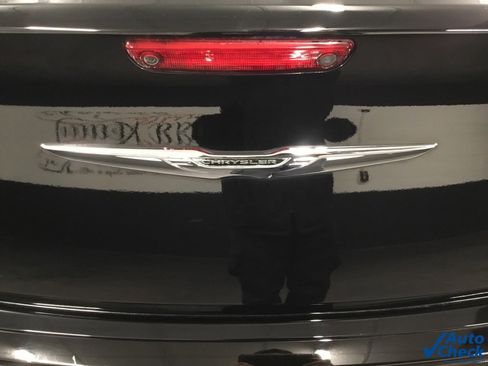 Used 2018 Chrysler 300 Touring w/ Sport Appearance Package image 13