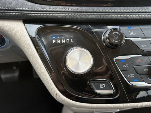 Used 2024 Chrysler Pacifica Limited FWD image 22