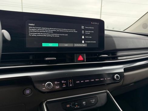 Certified 2025 Kia Carnival FWD image 17