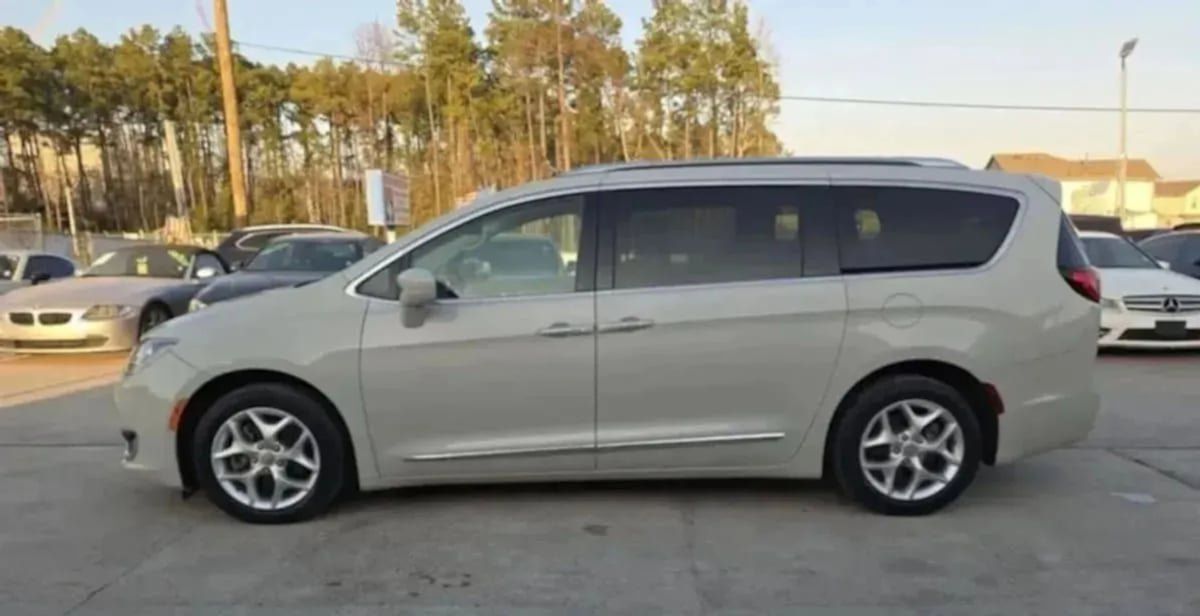 Used 2020 Chrysler Pacifica Touring-L Plus w/ Tire & Wheel Group FWD image 38