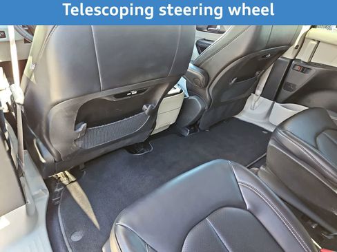 Used 2023 Chrysler Pacifica Touring-L image 21