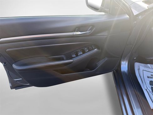 Used 2023 Nissan Altima 2.5 SV image 14