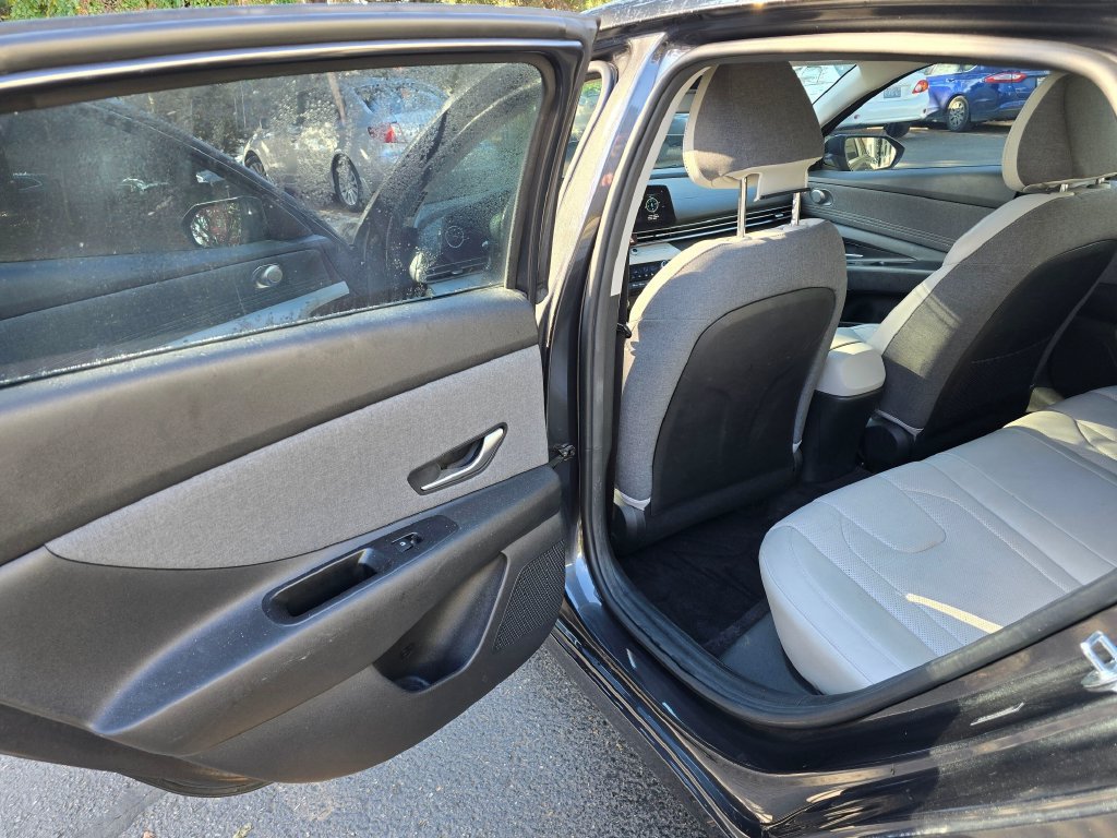 Used 2022 Hyundai Elantra Limited FWD image 9