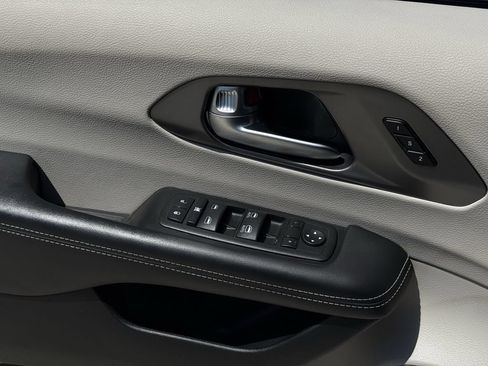Used 2024 Chrysler Pacifica Touring-L FWD image 23