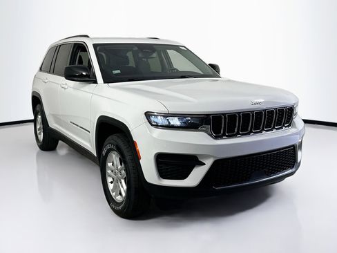 Used 2023 Jeep Grand Cherokee Laredo image 3