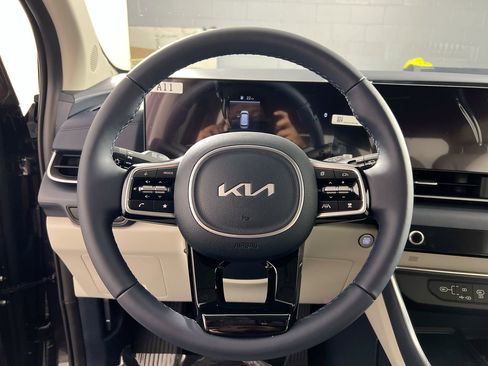 New 2026 Kia Carnival EX FWD image 17