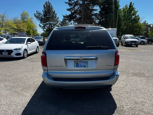 Used 2006 Chrysler Town & Country Touring FWD image 4