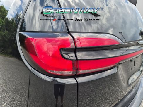 Used 2023 Chrysler Pacifica Touring-L FWD image 30