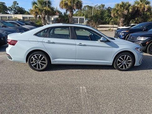 Used 2025 Volkswagen Jetta SE w/ Sunroof Package FWD image 3