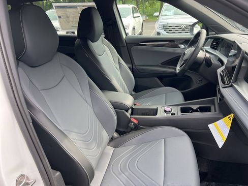 New 2026 Volkswagen Tiguan SE R-Line FWD image 23