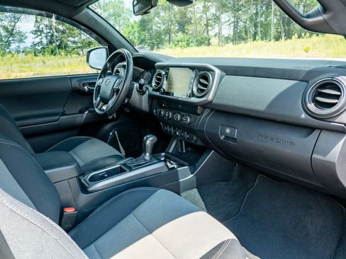 Used 2020 Toyota Tacoma TRD Sport w/ Technology Package AWD/4WD image 17