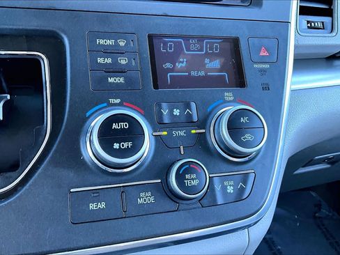 Used 2015 Toyota Sienna LE image 35