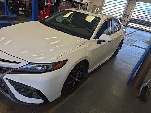 Used 2022 Toyota Camry SE w/ Audio Upgrade Package image 2