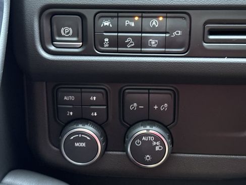 Used 2022 Chevrolet Tahoe Z71 w/ Luxury Package AWD/4WD image 28