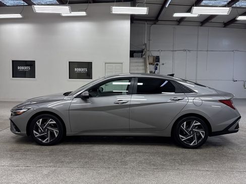 Used 2024 Hyundai Elantra Limited image 22