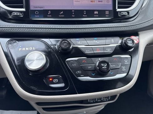 Used 2024 Chrysler Pacifica Select image 13