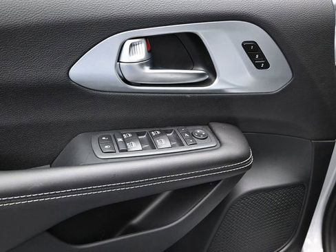 New 2026 Chrysler Pacifica Limited FWD image 20