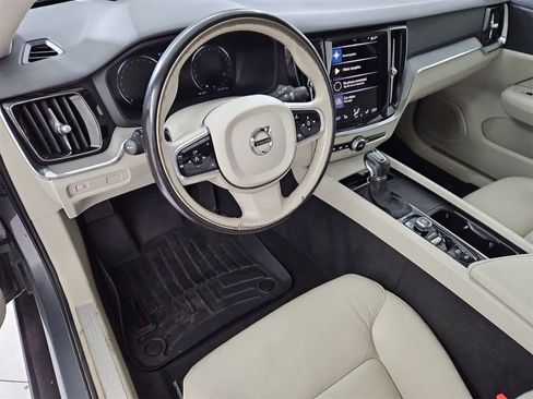 Used 2021 Volvo V60 T5 Cross Country image 2