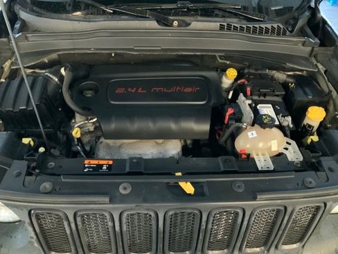 Used 2016 Jeep Renegade Trailhawk w/ Premium Trailhawk Package image 12