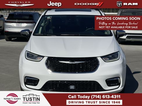 Used 2023 Chrysler Pacifica Limited FWD image 1