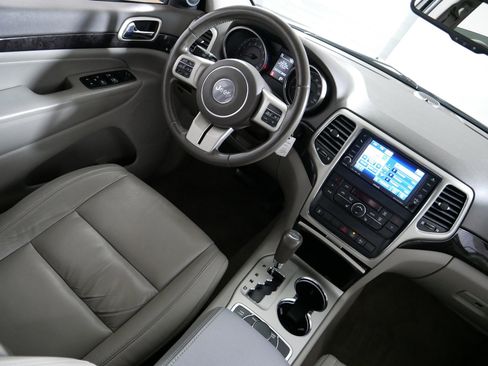 Used 2011 Jeep Grand Cherokee Laredo AWD/4WD image 9
