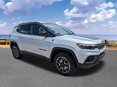 Certified 2025 Jeep Compass Trailhawk w/ Trailhawk Elite Group AWD/4WD image 10