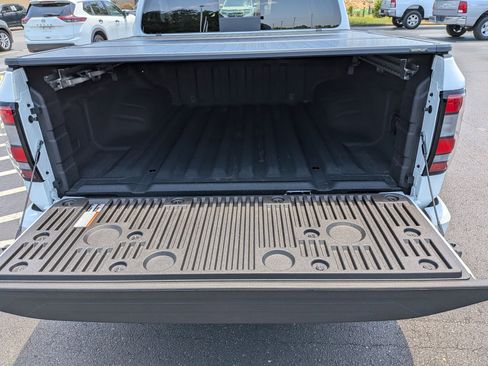 Used 2025 Nissan Frontier SV w/ SV Convenience Package RWD image 31