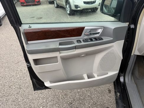 Used 2010 Chrysler Town & Country Touring FWD image 17