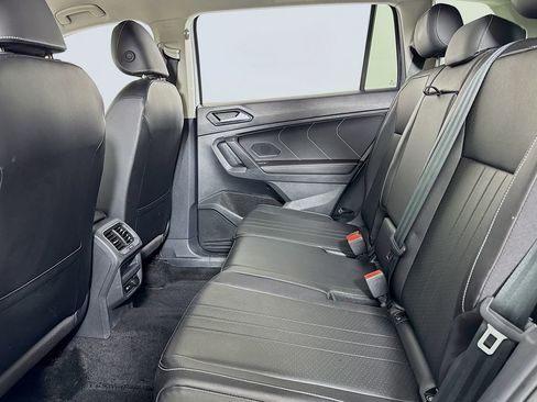 Used 2024 Volkswagen Tiguan SE image 11