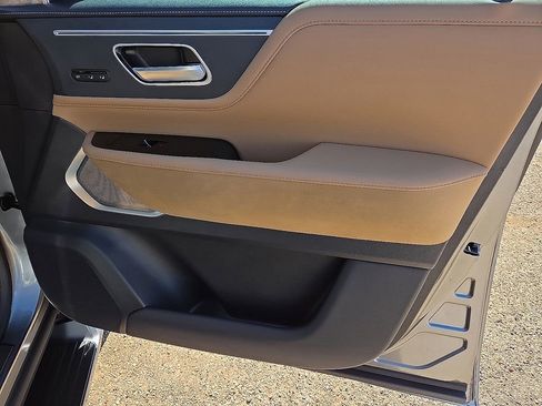 Used 2025 INFINITI QX80 Sensory image 15