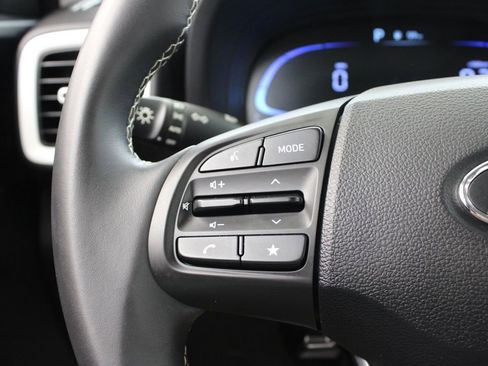 Used 2025 Hyundai Venue Limited FWD image 25