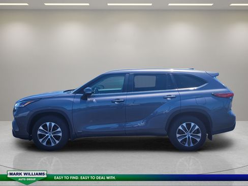 Used 2023 Toyota Highlander XLE AWD/4WD image 7