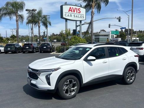 Used 2025 Chevrolet Trax LT w/ LT Convenience Package FWD image 1