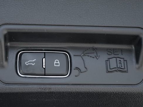 Used 2022 Ford Explorer XLT w/ Equipment Group 202A image 10