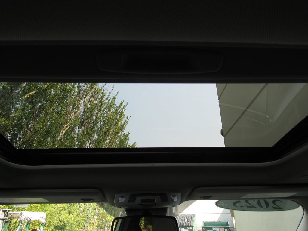 Certified 2025 Toyota Sienna XLE FWD image 31