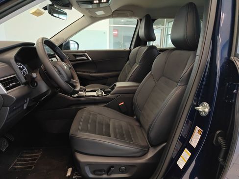 Used 2025 Mitsubishi Outlander SE image 13