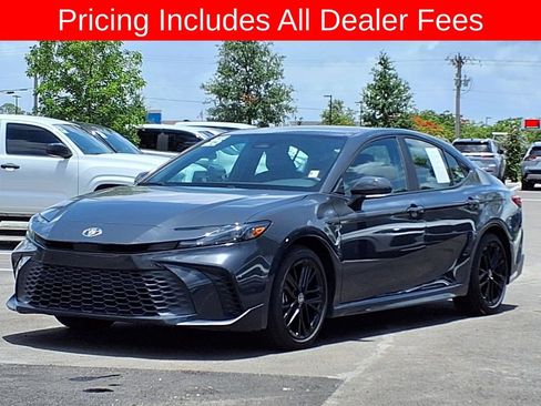Used 2025 Toyota Camry SE w/ Convenience Package FWD image 3
