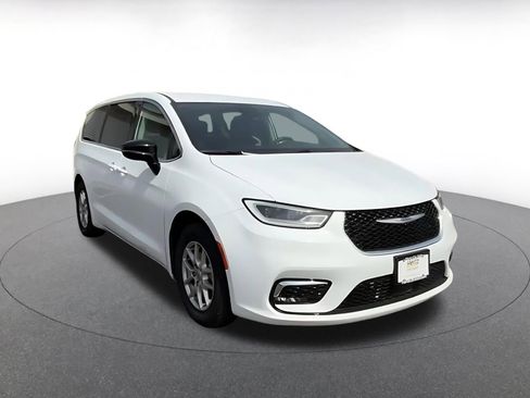 Used 2024 Chrysler Pacifica Touring-L image 3