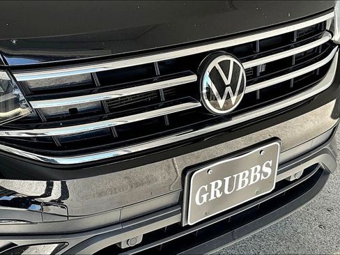 Used 2023 Volkswagen Tiguan SE w/ Panoramic Sunroof Package image 38