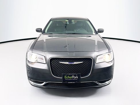Used 2018 Chrysler 300 Touring L image 2
