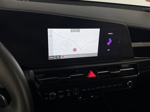 Used 2024 Kia Niro EX Touring image 17