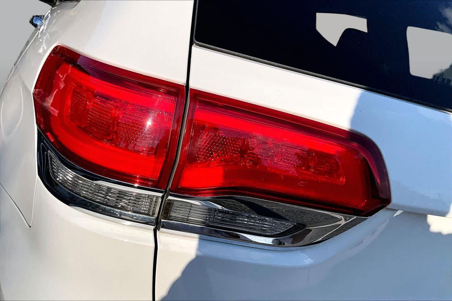 Used 2018 Jeep Grand Cherokee Overland AWD/4WD image 36