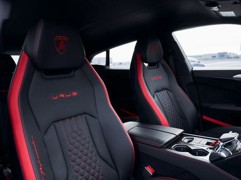 Used 2024 Lamborghini Urus Performante AWD/4WD image 50