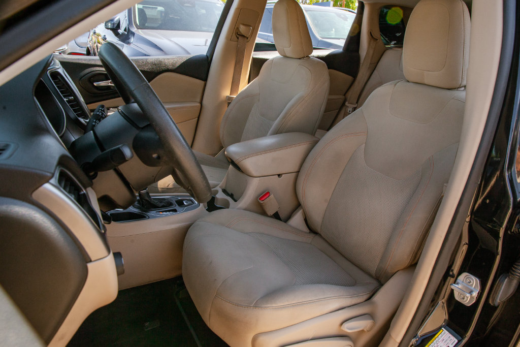 Used 2019 Jeep Cherokee Latitude w/ Popular Appearance Group FWD image 12