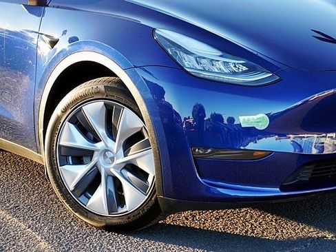 Used 2023 Tesla Model Y Long Range image 4