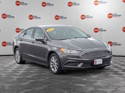 Used 2017 Ford Fusion SE FWD image 3