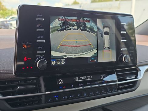 Used 2024 Toyota Sienna Platinum image 19