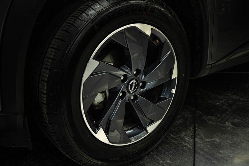 Used 2025 Nissan Rogue SV FWD image 3