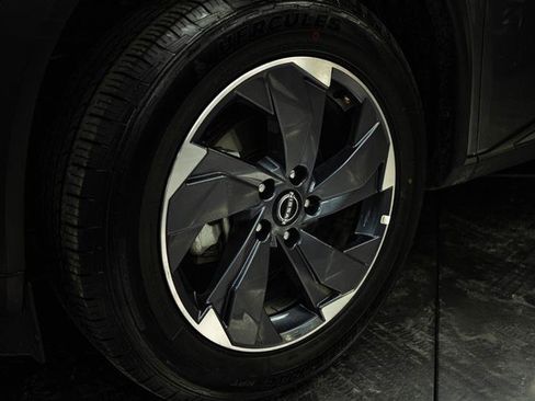 Used 2025 Nissan Rogue SV FWD image 3