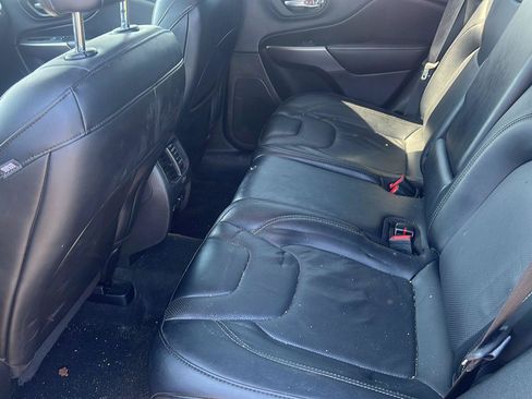 Used 2022 Jeep Cherokee Latitude Lux w/ Mopar Interior Package AWD/4WD image 16